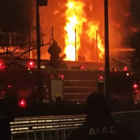 Φωτιά στο Πέραμα: «Κινδύνευσε να τιναχθεί στον αέρα όλο το λεκανοπέδιο Αττικής» είπε ο δήμαρχος