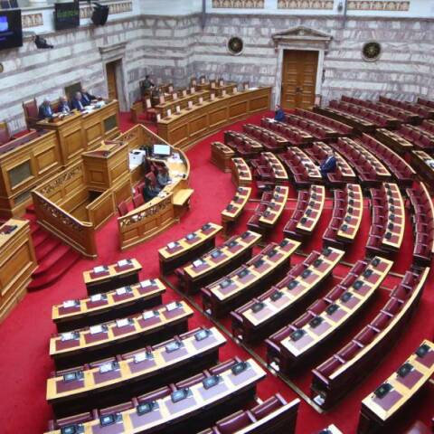 Ξύνοντας τον πάτο του βαρελιού της αντιπολίτευσης