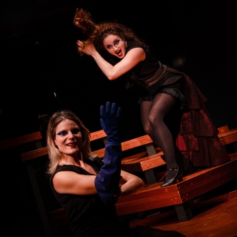 Δούλες στο θέατρο Άττις