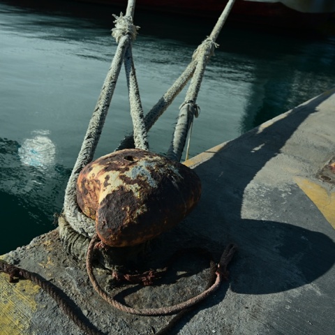 Δεμένοι κάβοι σε λιμάνι