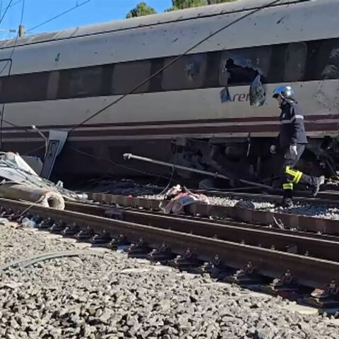 Ισπανία: 41 νεκροί από το σιδηροδρομικό δυστύχημα – Φόβοι για εγκλωβισμένους κάτω από τα βαγόνια