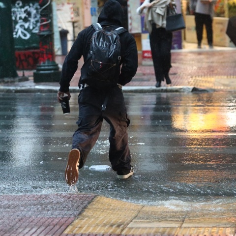 Άτομο εν μέσω καταιγίδας στην Αθήνα