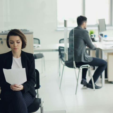 Πώς ερωτήσεις για ηλικία, παιδιά και μισθό στις συνεντεύξεις λειτουργούν ως μηχανισμοί έμμεσου αποκλεισμού των γυναικών