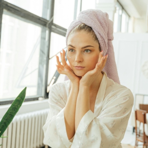 Γυναίκα βάζει σέρουμ