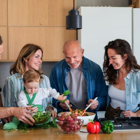 Διατροφή: Ποιες τροφές μας ωφελούν περισσότερο ανάλογα με την ηλικία μας