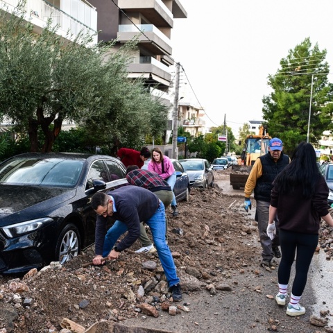 Άνω Γλυφάδα: Με φτυάρια και κουτάλια προσπαθούν πολίτες να ξεθάψουν τα οχήματά τους