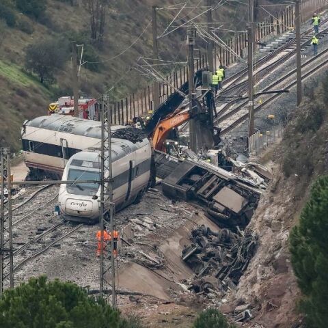 Τραγωδία στην Ισπανία: 45 οι νεκροί από το σιδηροδρομικό δυστύχημα στο Αδαμούθ - Ολοκληρώθηκαν οι έρευνες των σωστικών συνεργείων στην Ανδαλουσία.