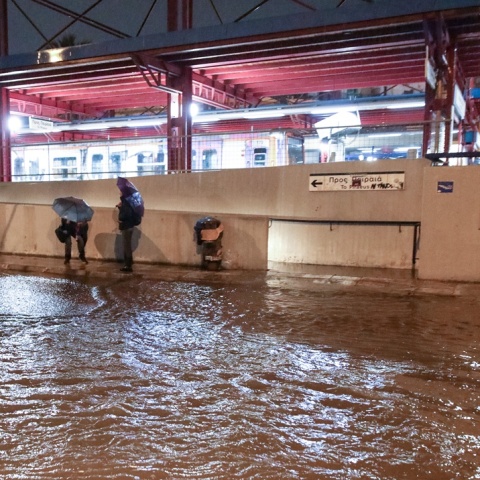 Πλημμυρισμένος δρόμος στον ΗΣΑΠ του Μοσχάτου