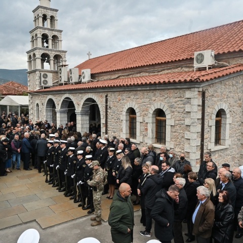Εικόνα από την κηδεία του 53χρονου λιμενικού