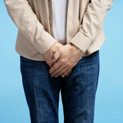 Άνδρας που πονά "χαμηλά"