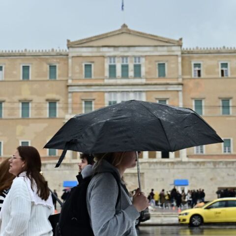 Ο καιρός σήμερα, Κυριακή 25 Ιανουαρίου: Βροχές κυρίως στα δυτικά, ισχυροί νοτιάδες έως 7 μποφόρ και άνοδος της θερμοκρασίας έως 20°C.