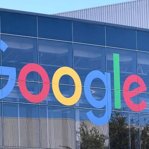 Η τεχνητή νοημοσύνη της Google προτείνει YouTube αντί για επίσημους ιατρικούς φορείς σε θέματα υγείας, εγείροντας ανησυχίες για την εγκυρότητα των συμβουλών.