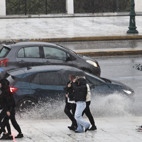 Καταιγίδα στην Αττική: Λίμνη ξανά η λεωφόρος Βουλιαγμένης - Ζημιές σε οχήματα στην Αργυρούπολη