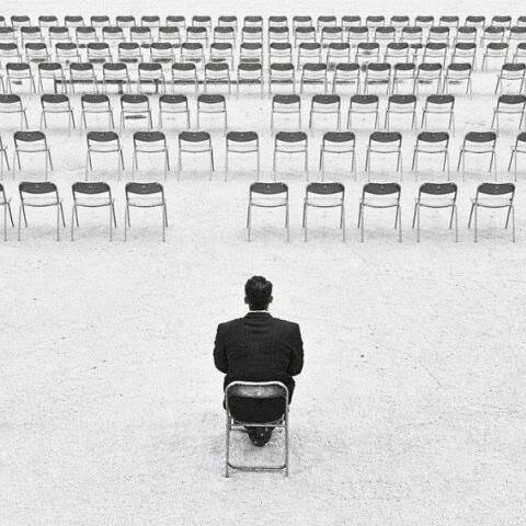 Προσωπολατρεία: Η προσωποποίηση της εξουσίας και το δημοκρατικό έλλειμμα