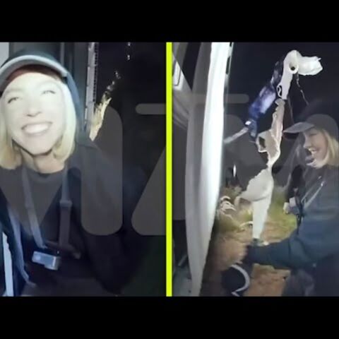 H Σίντνεϊ Σουίνι την ώρα που κρεμάει το σουτιέν στην πινακίδα