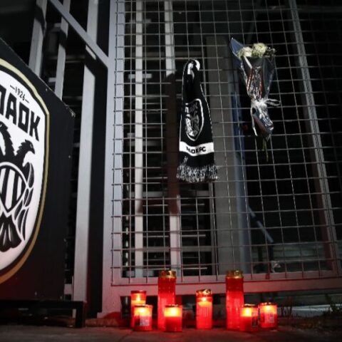 ΠΑΟΚ: Θρήνος για το δυστύχημα στη Ρουμανία - Κεράκια και κασκόλ έξω από την Τούμπα