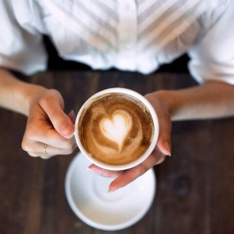 Τι συμβαίνει στο σώμα μας όταν πίνουμε πολλούς καφέδες - και ποια είναι η ασφαλής ημερήσια πρόσληψη καφεΐνης