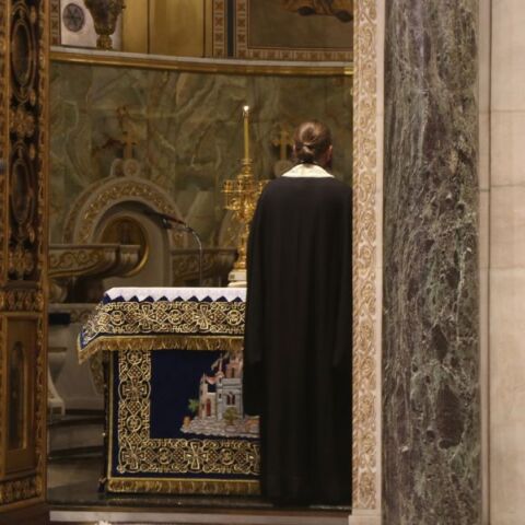 Η Παναγίτσα Πέλλας αναζητά μόνιμο ιερέα μέσω αγγελίας, προσφέροντας κατοικία, θέρμανση και στήριξη στην οικογένειά του για εγκατάσταση στο χωριό.