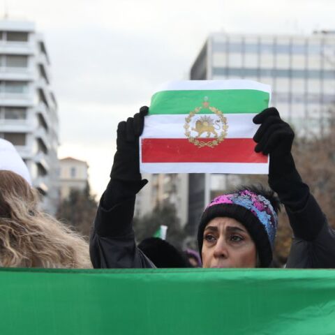 Συγκέντρωση διαμαρτυρίας κατά του ιρανικού καθεστώτος πραγματοποιήθηκε στα Προπύλαια, με μήνυμα στήριξης στον δοκιμαζόμενο λαό του Ιράν.