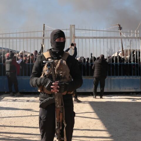 Ιστορική συμφωνία στη Συρία για μόνιμη εκεχειρία και ενσωμάτωση των κουρδικών δυνάμεων στον κρατικό στρατό, τερματίζοντας 14 χρόνια διχοτόμησης.