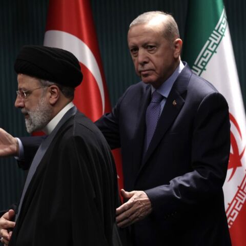 Η Τουρκία προτείνει ρόλο μεσολαβητή μεταξύ ΗΠΑ και Ιράν, επιδιώκοντας αποκλιμάκωση της έντασης και αποφυγή στρατιωτικής σύγκρουσης.