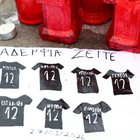 Κεριά και σημειώματα για τους χαμένους φίλους του ΠΑΟΚ