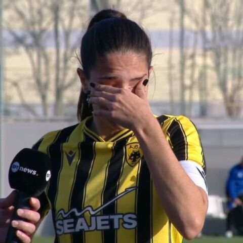 H παίκτρια της ΑΕΚ, την ώρα που ξεσπά για την οπαδική βία εναντίον συναθλητριών της από τραμπούκους