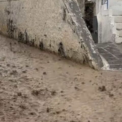 Ποτάμια οι δρόμοι της Σαντορίνης