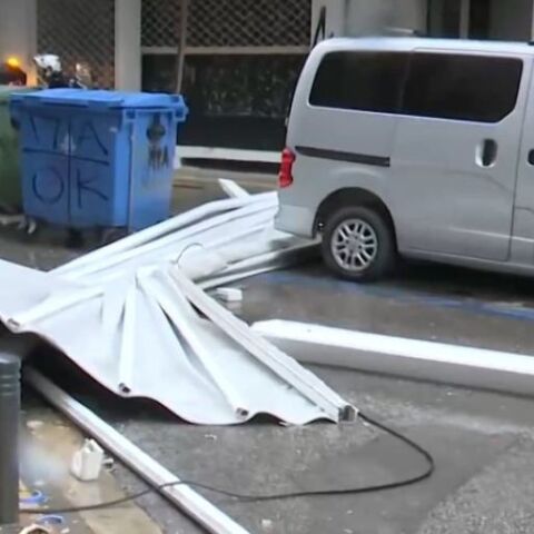 Πεσμένη τέντα από τον Βαρδάρη, στη Θεσσαλονίκη