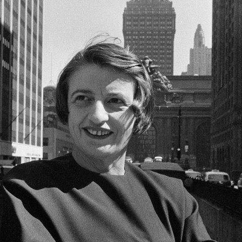 Άιν Ραντ, η φιλόσοφος του Ατομικισμού, στο Μανχάταν το 1957 © New York Times Co./Getty Images