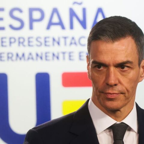 Ο Πέδρο Σάντσεθ υπερασπίζεται το σχέδιο νομιμοποίησης 500.000 μεταναστών, μιλώντας για αξιοπρέπεια και δικαιοσύνη, ενώ η πρωτοβουλία προκαλεί έντονες αντιδράσεις.