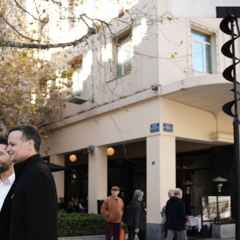 Αθήνα: Το εμβληματικό «Αιολικό» του Takis κοσμεί το κέντρο της πόλης τιμώντας τα 100 χρόνια από τη γέννησή του - H σύγχρονη κινητική τέχνη στον δημόσιο χώρο.