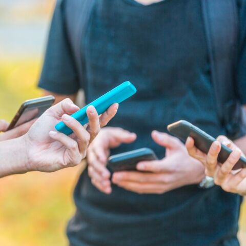 Παρέα εφήβων με smartphones