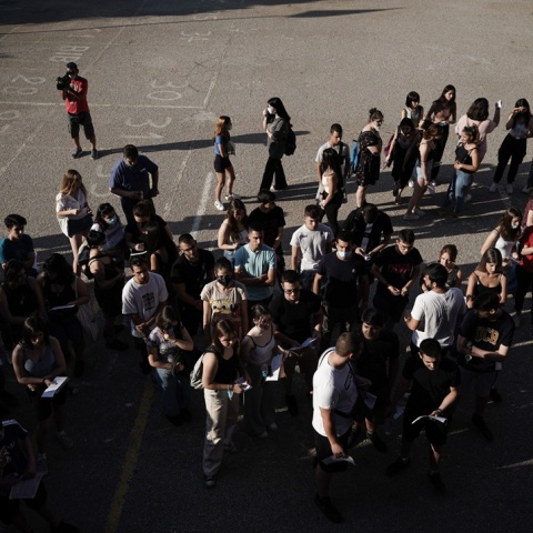 Μαθητές σε προαύλιο σχολείου