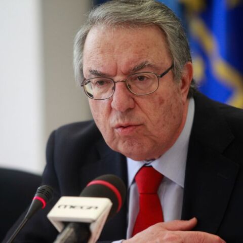 Ο Γιώργος Μπαμπινιώτης αναλύει την πορεία των όρων Έλληνας και Ρωμιός, αποσαφηνίζοντας την κοινή τους ρίζα και τη σημασία τους για τη συλλογική ταυτότητα