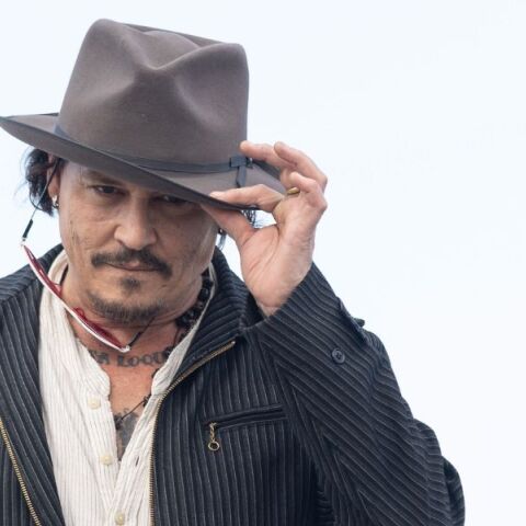 Ο Τζόνι Ντεπ μεταμορφώνεται σε Εμπενίζερ Σκρουτζ για τη νέα ταινία του Τι Γουέστ, αφήνοντας πίσω τις δικαστικές διαμάχες και στοχεύοντας στα Όσκαρ του 2026.