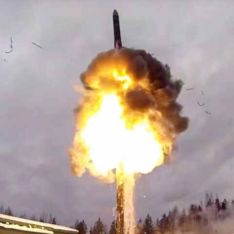 Η λήξη της συνθήκης New START καταργεί τα όρια στα πυρηνικά ΗΠΑ και Ρωσίας, ενισχύοντας τους φόβους για νέα κούρσα εξοπλισμών.