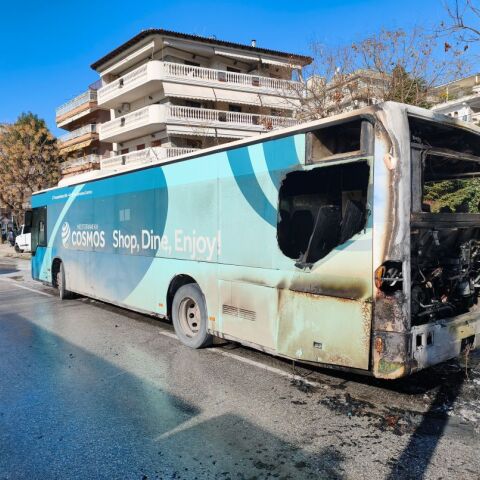 Το καμένο λεωφορείο του ΟΑΣΘ