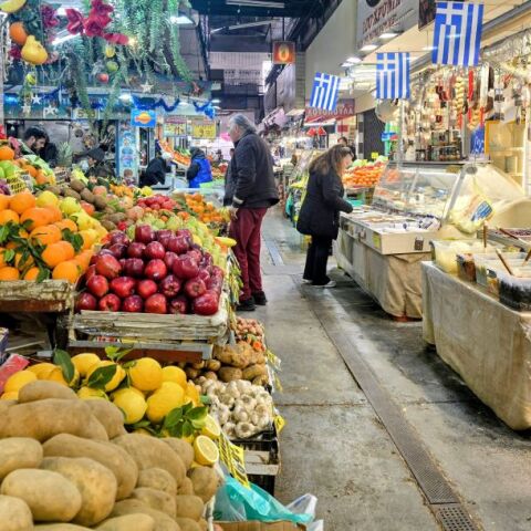Ψωνίζοντας φθηνά και καλά στη Σκεπαστή Αγορά της Καλλιθέας