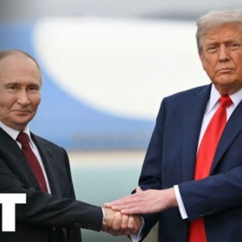 O Βλαντιμίρ Πούτιν και ο Ντόναλντ Τραμπ δίνουν τα χέρια