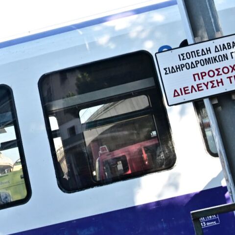 Σταματημένος συρμός του Προαστιακού