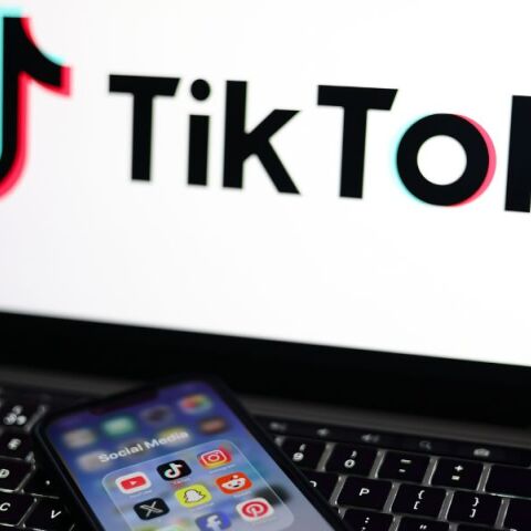 Η ΕΕ κατηγορεί το TikTok για εθιστικό σχεδιασμό και εξετάζει υποχρεωτικές αλλαγές, ακόμη και στον αλγόριθμο της εφαρμογής.