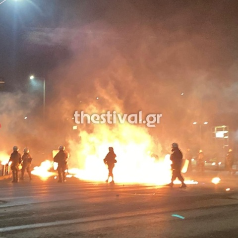 Θεσσαλονίκη: Σοβαρά επεισόδια έξω από το ΑΠΘ - Δεκάδες προσαγωγές, στο νοσοκομείο αστυνομικός