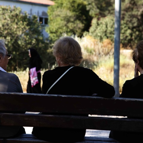 Συνταξιούχες καθισμένες σε παγκάκι