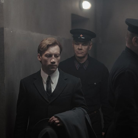 παραδίδει μια καφκική αλληγορία εξουσίας  «Δύο εισαγγελείς»: Ο Σεργκέι Λόζνιτσα βουτά στον ζόφο των σταλινικών εκκαθαρίσεων και στήνει μια ανατριχιαστική ανατομία της ολοκληρωτικής κτηνωδίας