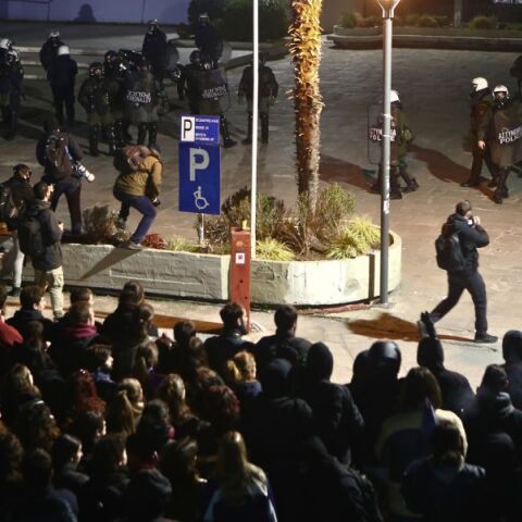 Και γιατί να μην πετούν μολότοφ στο ΑΠΘ;