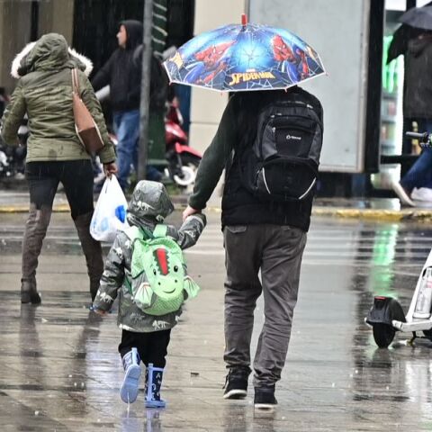 Ο καιρός την Τσικνοπέμπτη: Ποιες ώρες θα βρέχει στην Αττική  -Πού θα σημειωθούν έντονες καταιγίδες