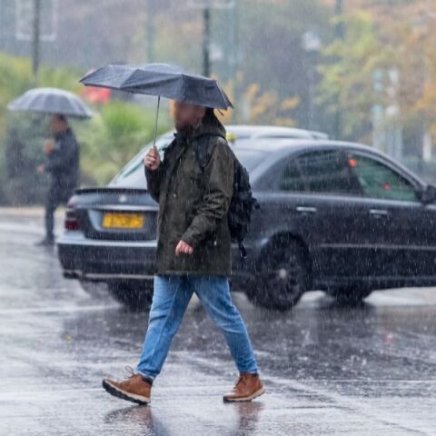 Καιρός: Με ομπρέλα η Τσικνοπέμπτη - Πού θα σημειωθούν έντονες καταιγίδες