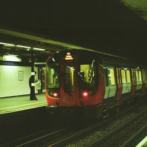 Φρίκη στο μετρό του Λονδίνου - Σεξουαλική επίθεση σε γυναίκα που κοιμόταν σε νυχτερινό τρένο