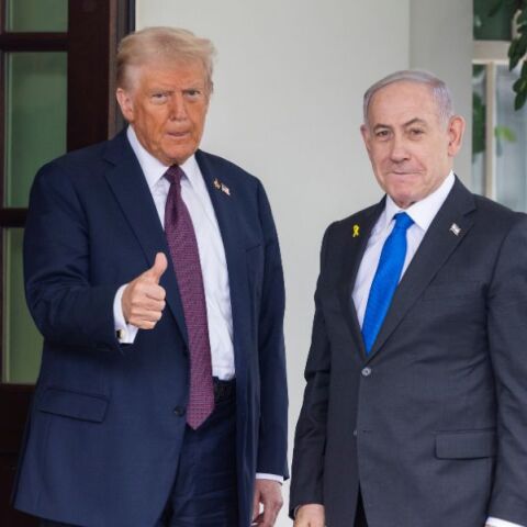 Στον Λευκό Οίκο ο Μπενιαμίν Νετανιάχου για το πυρηνικό πρόγραμμα του Ιράν - Ο Τραμπ προειδοποιεί με στρατιωτικά πλήγματα αν δεν υπάρξει συμφωνία για τους πυραύλους.